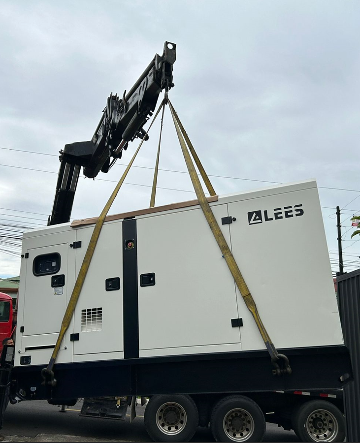 planta grua 2 Generador eléctrico elevado por una grúa brazo.